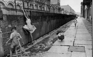 cartier_bresson_the_berlin_wall_west_berlin_west_germany